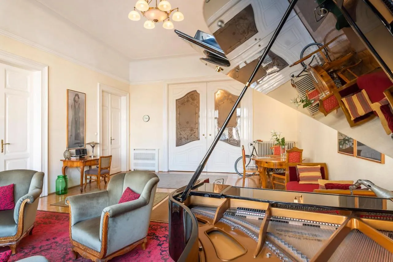 Ferienwohnung Stunning Spacious Art Nouveau Apart , Grand Piano Budapest Apartment