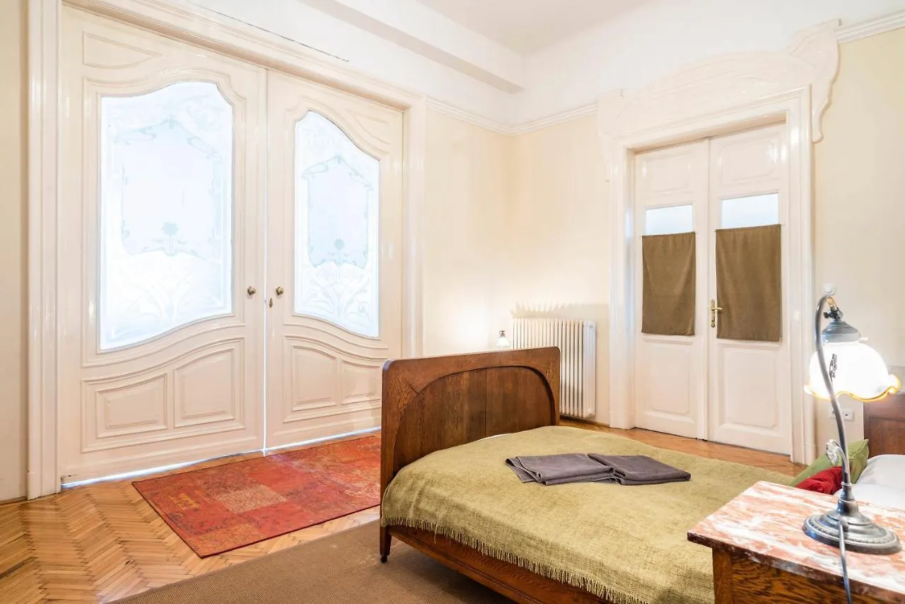Apartment Ferienwohnung Stunning Spacious Art Nouveau Apart , Grand Piano Budapest