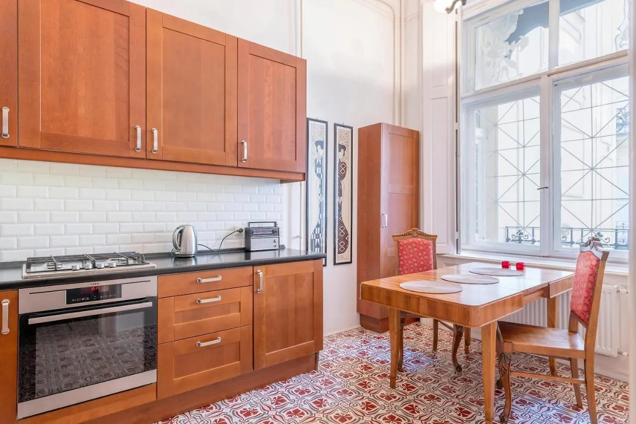 Ferienwohnung Stunning Spacious Art Nouveau Apart , Grand Piano Budapest Apartment